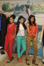 at Elle clothing launch in Bnadra, Mumbai on 25th Oct 2012 (14).JPG